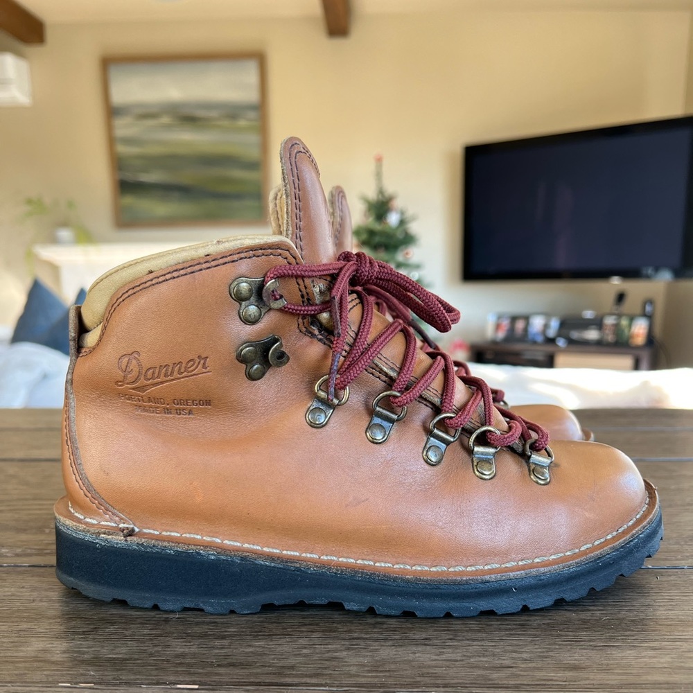 Danner Mountain Light Boot Womens Red Laces Leather Vibram size 7 Like New